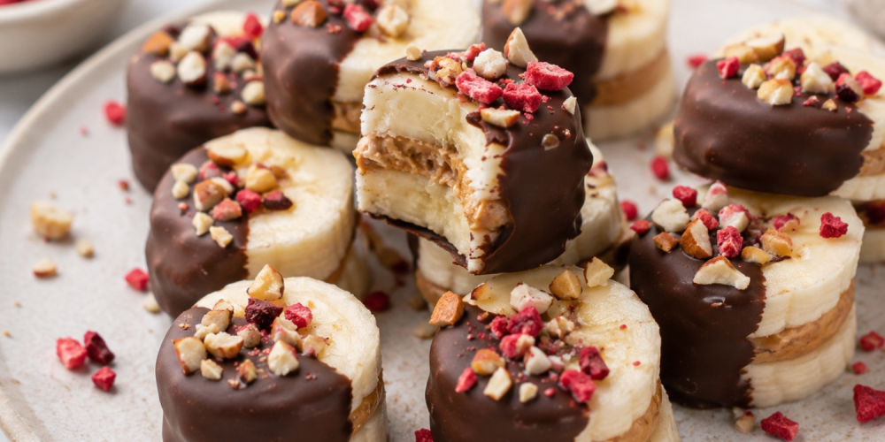 Bevroren bananen-pindakaas bites met pure chocolade