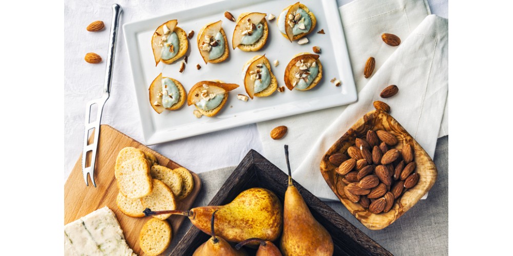 Tapas toast blauwe kaas, peer en amandelen
