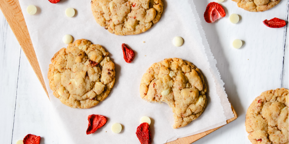 Witte chocolade koekjes met gevriesdroogde aardbeien